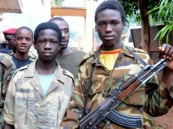 Jeunes combattants de la Seleka, à Bangui, le 25 juillet 2013. AFP PHOTO / XAVIER BOURGOIS Jeunes combattants de la Seleka, à Bangui, le 25 juillet 2013. AFP PHOTO / XAVIER BOURGOIS