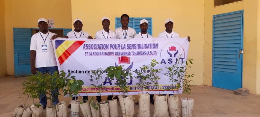 Tchad : l'ASJT plante des arbres dans des établissements d'Abéché Tchad : l'ASJT plante des arbres dans des établissements d'Abéché