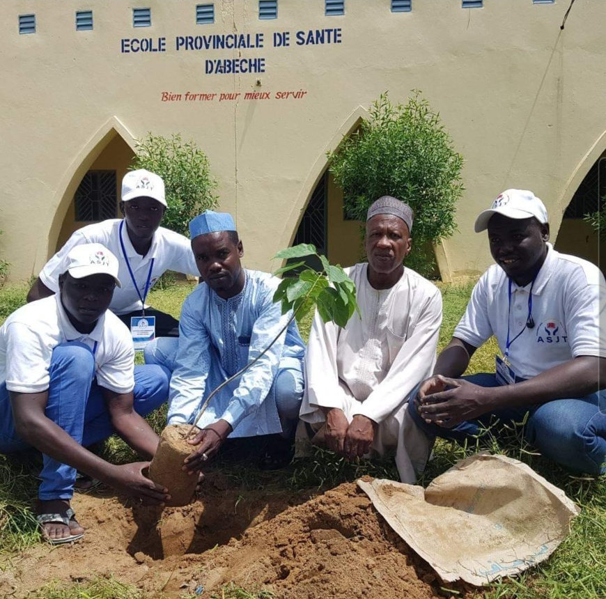 Tchad : l'ASJT plante des arbres dans des établissements d'Abéché Tchad : l'ASJT plante des arbres dans des établissements d'Abéché