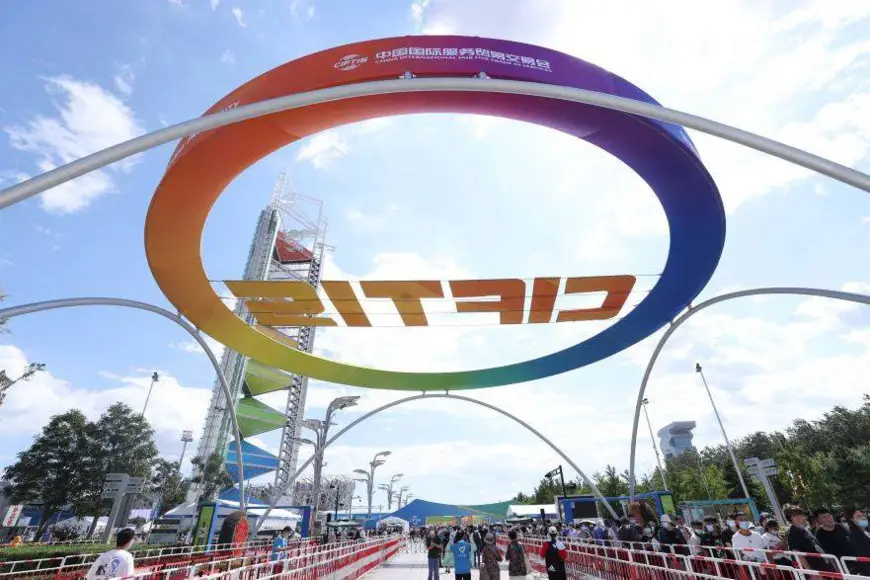 Photo taken on Sept. 8, 2020, shows visitors at the 2020 China International Fair for Trade in Services. (Photo by Chen Xiaogen/People’s Daily Online)