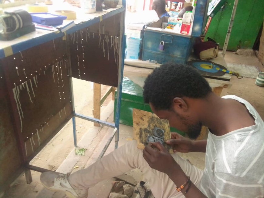 Tchad : fabrication de cachets à la main, une œuvre d’art Tchad : fabrication de cachets à la main, une œuvre d’art