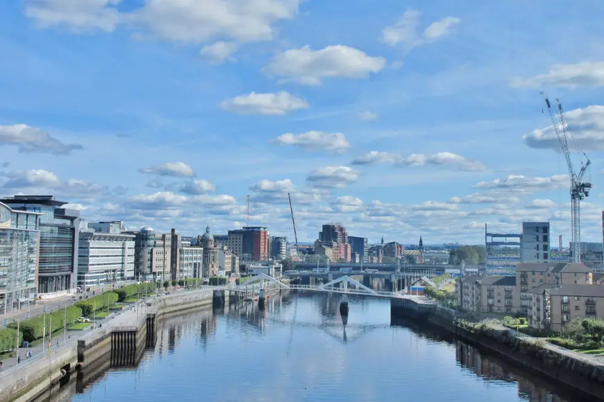 La ville de Glasgow, au Royaume-Uni, devait accueillir la COP26, la conférence des Nations Unies sur le climat désormais reportée en raison du coronavirus. © Unsplash/Adam Marikar