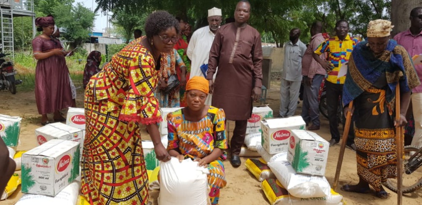 Tchad : le ministère de la Femme remet des vivres aux personnes handicapées à N'Djamena Tchad : le ministère de la Femme remet des vivres aux personnes handicapées à N'Djamena