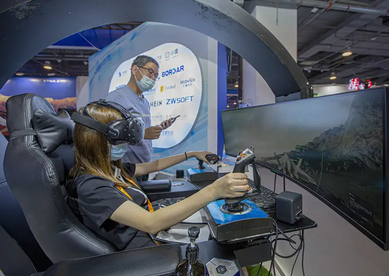 A woman experiences a VR flying program at the 2021 China International Fair for Trade in Services held at the China National Convention Center, Sept. 3, 2021. (Photo by Yuan Chen/People’s Daily Online)