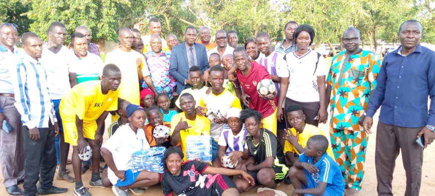 Tchad : l'équipe de handball du Mayo Kebbi Ouest reçoit un don d'équipements sportifs Tchad : l'équipe de handball du Mayo Kebbi Ouest reçoit un don d'équipements sportifs