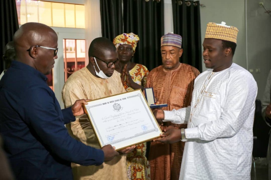 Tchad : Mahamat Tounia alias Coach Kaguer décoré à titre posthume. © Min.Sports Tchad : Mahamat Tounia alias Coach Kaguer décoré à titre posthume. © Min.Sports