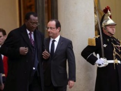 François Hollande et Idriss Déby (à gauche), le 5 décembre 2012 à Paris. REUTERS/Philippe Wojazer François Hollande et Idriss Déby (à gauche), le 5 décembre 2012 à Paris. REUTERS/Philippe Wojazer
