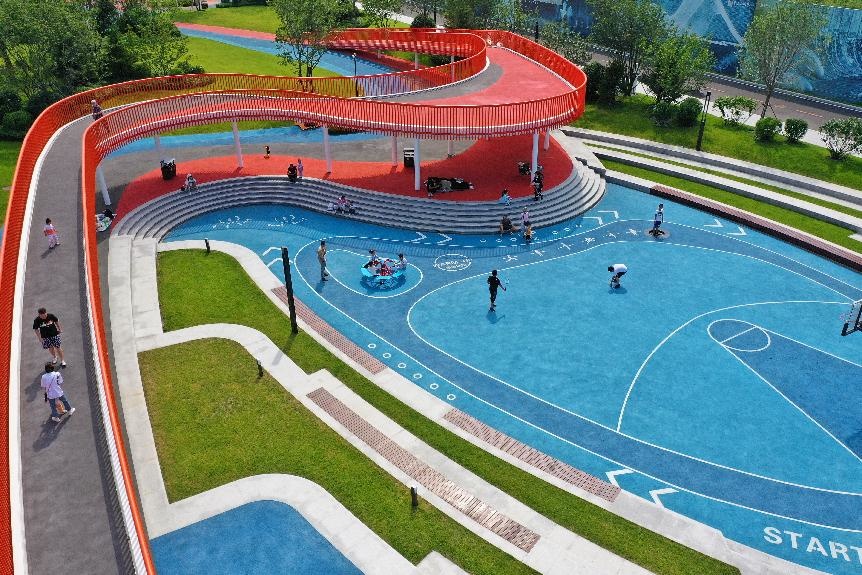 Children and their parents play at a pocket park in Huanggu district, Shenyang, northeast China’s Liaoning province, August 26, 2021. (Photo by Hou Wei/People’s Daily Online)