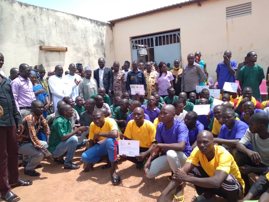 Tchad : des détenus de Moundou reçoivent leurs attestations de formation Tchad : des détenus de Moundou reçoivent leurs attestations de formation