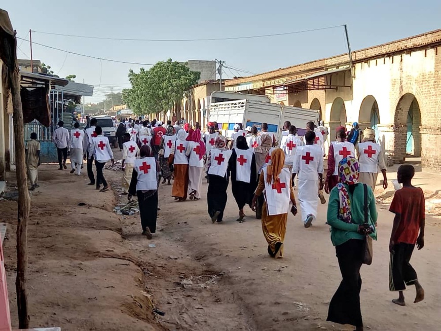 Tchad : la Croix Rouge du Ouaddaï en opération d'assainissement au marché d'Abéché Tchad : la Croix Rouge du Ouaddaï en opération d'assainissement au marché d'Abéché