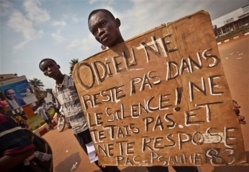 Un manifestant brandit une pancarte à Bangui. Crédit photo : Sources