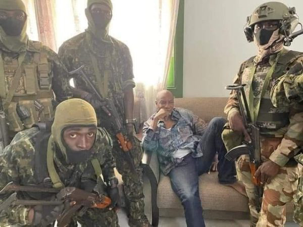 Alpha Condé "demeurera en Guinée et au lieu de choix du CNRD", affirme la junte Alpha Condé "demeurera en Guinée et au lieu de choix du CNRD", affirme la junte