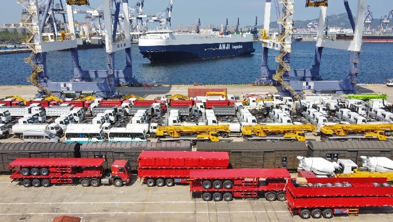 A large batch of vehicles are parked at the Yantai port, east China's Shandong province, before being shipped overseas, Sept. 13, 2021. (Photo by Tang Ke/People's Daily Online)