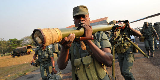 Des soldats congolais de la Force multinationale de la communauté économique des Etats d'Afrique centrale (FOMAC) se déploient à l'aéroport de Bangui, en Centrafrique, le 31 décembre 2012. | AFP/SIA KAMBOU