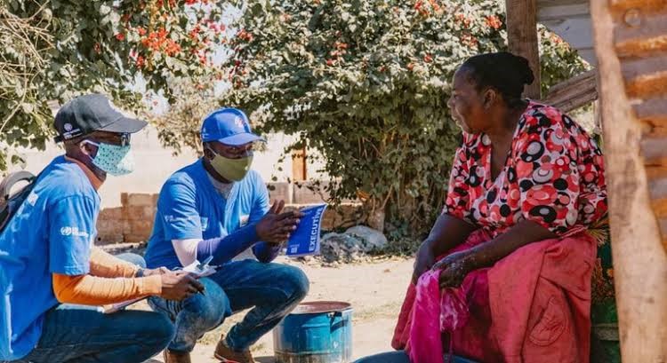 De jeunes volontaires d'ONU Zambie à Lusaka partagent des informations sur le coronavirus dans le cadre des efforts de sensibilisation de la communauté. ©UNDP Zambie.