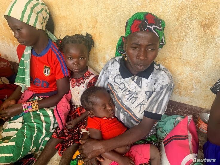 Une femme qui a fui la violente rébellion en République centrafricaine (RCA) attend le processus d'identification à Garoua Boulai. ©UNHCR