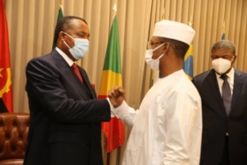 Accolade fraternelle entre Denis Sassou-N'Guesso et Mahamat IDRISS DEBY ITNO au mini-sommet de la CIRGL (photo d'archives) Accolade fraternelle entre Denis Sassou-N'Guesso et Mahamat IDRISS DEBY ITNO au mini-sommet de la CIRGL (photo d'archives)