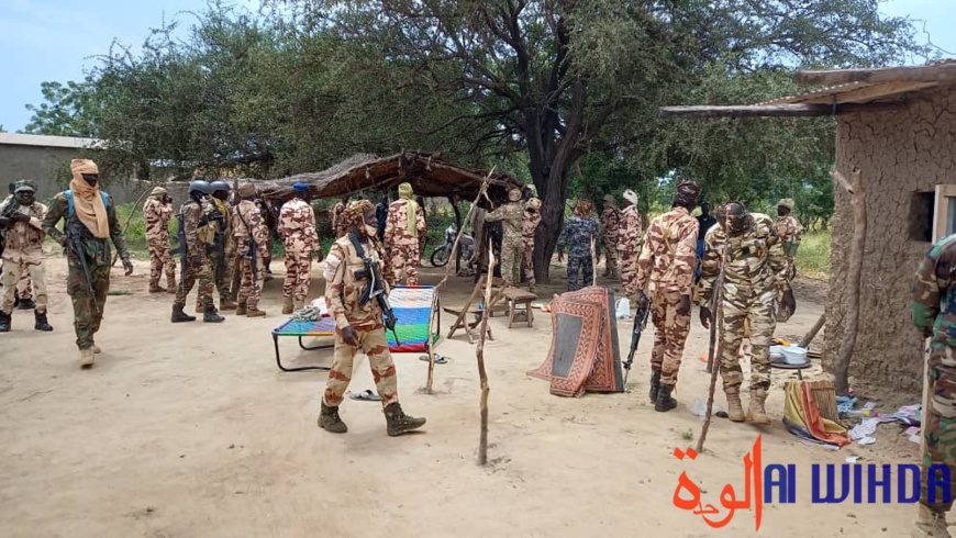 Tchad : le général Djontan Marcel démantèle des barrières, des gendarmes prennent la fuite Tchad : le général Djontan Marcel démantèle des barrières, des gendarmes prennent la fuite