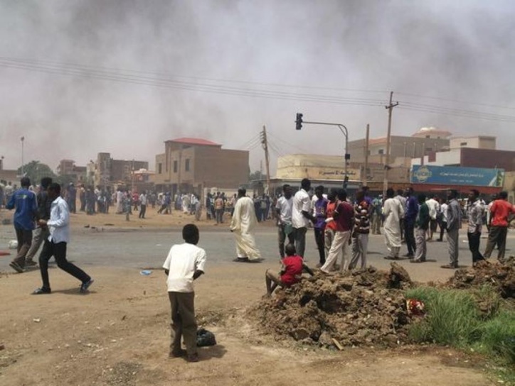 Des manifestants dans les rues de Khartoum. Crédit photo : Sources