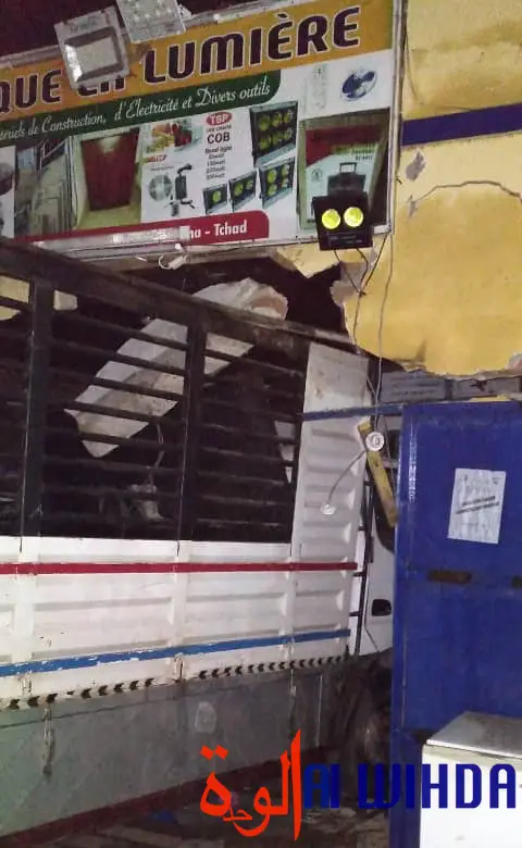 N'Djamena : un véhicule de transport s'encastre contre une boutique et fait un mort