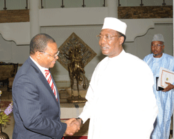 Un émissaire équato-guinéen reçu par le Chef de l’Etat tchadien, Idriss Déby, le 02 octobre 2013 à N'Djamena. Crédit photo : Présidencetchad Un émissaire équato-guinéen reçu par le Chef de l’Etat tchadien, Idriss Déby, le 02 octobre 2013 à N'Djamena. Crédit photo : Présidencetchad