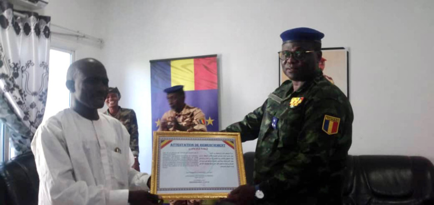 Tchad : des jeunes décernent une attestation honorifique au directeur de la gendarmerie Tchad : des jeunes décernent une attestation honorifique au directeur de la gendarmerie
