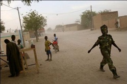 Une militaire se promène dans la ville d'Abéché. Crédit photo : Sources