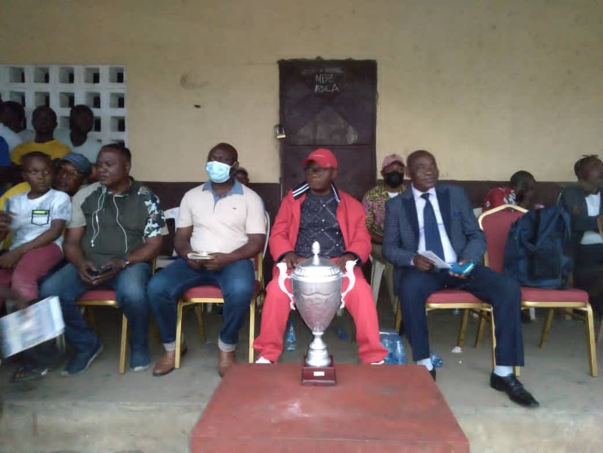 Le député Fred Mamona et le trophée soulevé par l'équipe Sélection. Le député Fred Mamona et le trophée soulevé par l'équipe Sélection.