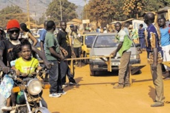 Des jeunes centrafricains montent des barrières. Crédit photo : Sources Des jeunes centrafricains montent des barrières. Crédit photo : Sources