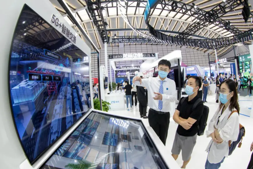 Visitors learn about a 5G-powered smart transportation solution at the Light of Internet Expo of the 2021 World Internet Conference (WIC) held in Wuzhen, east China’s Zhejiang province, Sept. 25, 2021. (Photo by Zhai Huiyong/People’s Daily Online)