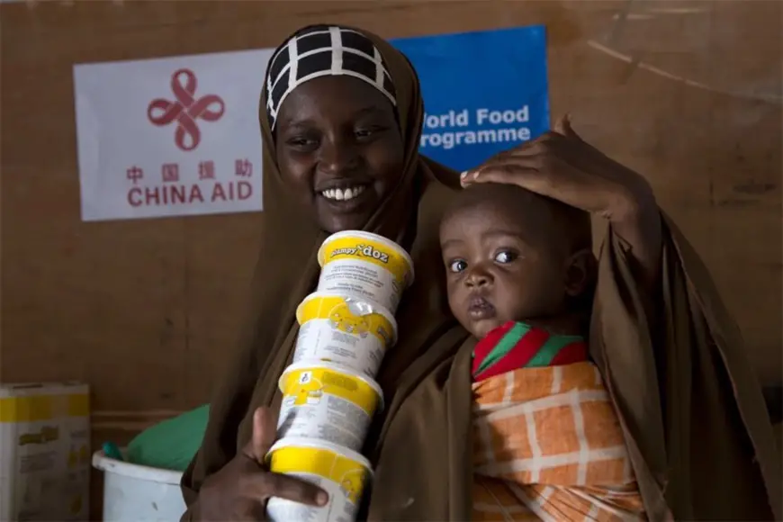 Since 2017, the Chinese government has been providing emergency food aid to Somalia to help improve the nutrition intake the children in the country and lower the risk of death, under the framework of the South-South Cooperation Assistance Fund. The program has benefited around 390,000 people in the country. (Photo courtesy of the China International Development Cooperation Agency)