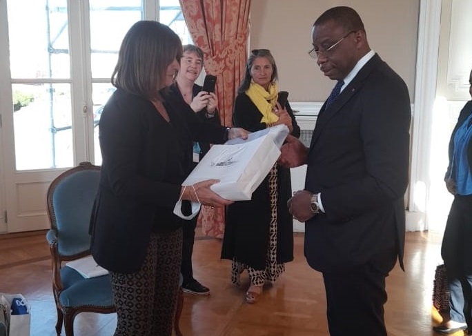 Échange de cadeaux entre l'ambassadeur et Mme Michèle Rubirola adjointe au maire de Marseille. Échange de cadeaux entre l'ambassadeur et Mme Michèle Rubirola adjointe au maire de Marseille.