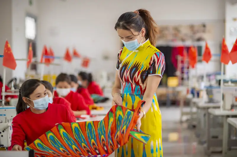 Photo taken on Sept. 22, 2021, shows a training course on Adelis silk, a national-level intangible cultural heritage item in China, held in Lop county, northwest China’s Xinjiang Uygur autonomous region. (Photo by Maimaiti/People’s Daily Online)