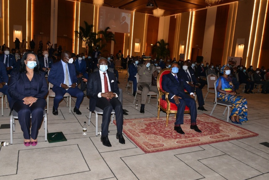 Le président Denis Sassou N'Guesso et les membres du gouvernement Le président Denis Sassou N'Guesso et les membres du gouvernement