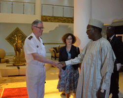Le Président Idriss Déby a reçu hier matin le chef d'Etat-major des armées françaises, l'amiral Edouard Guillaud. Crédit photo  : Présidencetchad