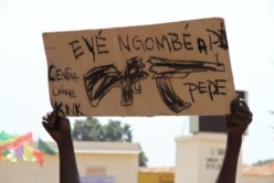 BANGUI. Un manifestant brandit une pancarte, quelque jours avant la prise de pouvoir par la Séléka. Crédit photo : Diaspora media.