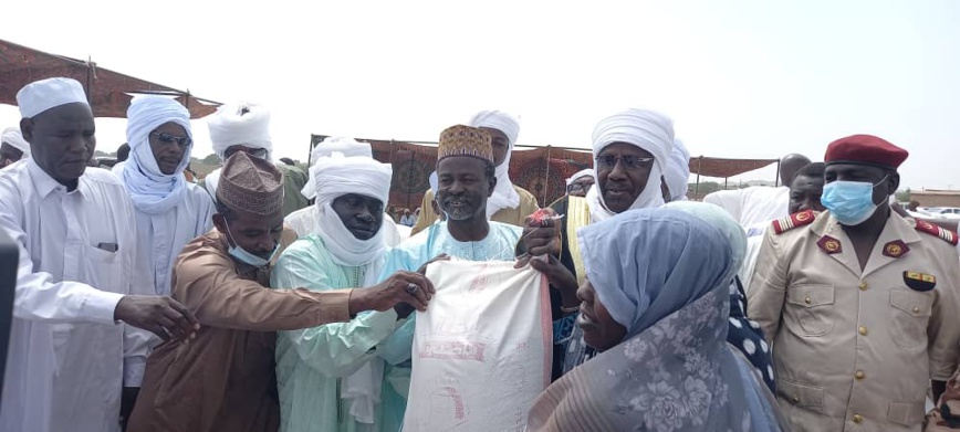 Tchad : les vulnérables d'Abéché reçoivent l'aumône du sultanat du Ouaddaï Tchad : les vulnérables d'Abéché reçoivent l'aumône du sultanat du Ouaddaï