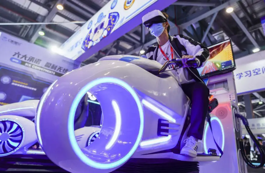 A visitor plays VR games at the 2021 World VR Industry Exhibition in Nanchang city, east China’s Jiangxi province, Oct. 19, 2021. (Photo by Shi Gangze/ People’s Daily Online)