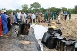 Le brut déversé par des employés tchadiens de la CNPCI. Crédit photo : RFI