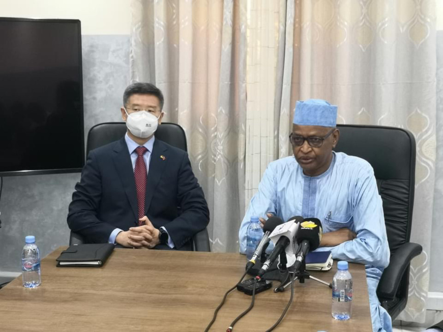 Tchad : don de 180 millions Fcfa de la Chine pour les préparatifs du dialogue national. Tchad : don de 180 millions Fcfa de la Chine pour les préparatifs du dialogue national.