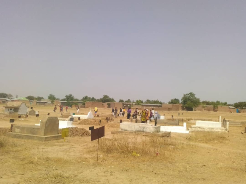 Tchad : fête de la Toussaint, "un jour de retrouvailles familiales pour nettoyer les tombeaux". © Martin Hidgé Ndouba/Alwihda Info Tchad : fête de la Toussaint, "un jour de retrouvailles familiales pour nettoyer les tombeaux". © Martin Hidgé Ndouba/Alwihda Info