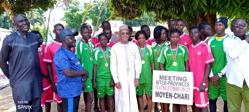 Tchad : des athlètes du Moyen-Chari présentent leurs médailles au gouverneur Tchad : des athlètes du Moyen-Chari présentent leurs médailles au gouverneur