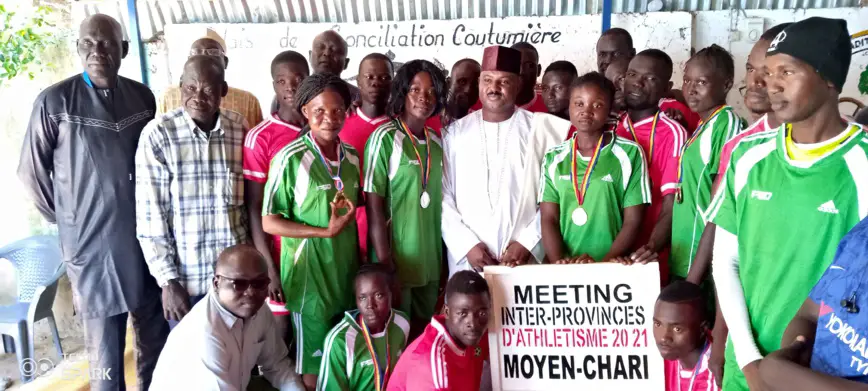 Tchad : des athlètes du Moyen-Chari présentent leurs médailles au gouverneur