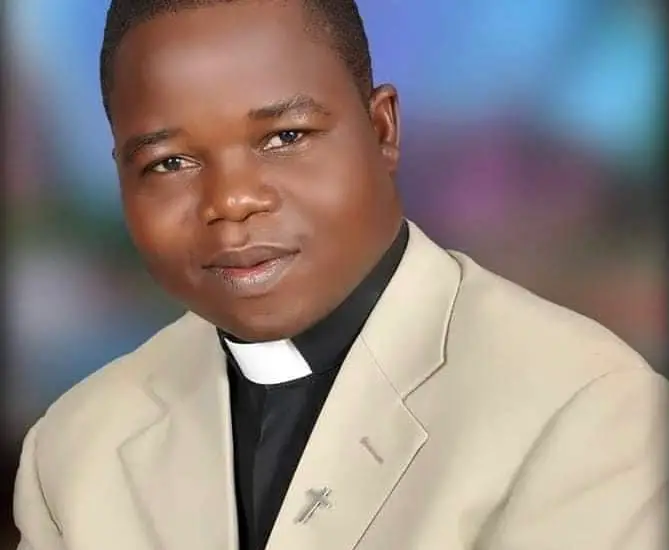 Le prêtre Simon-Pierre Madou a été agressé et violenté le 3 novembre au sein de son église à Walia par des militaires. © DR
