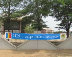 Une banderole accrochée sur lees murs du Palais du 15 Janvier. N'Djamena. © journaldutchad.com Une banderole accrochée sur lees murs du Palais du 15 Janvier. N'Djamena. © journaldutchad.com