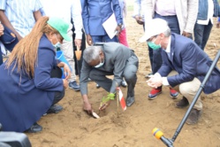 Le 1er Ministre congolais, Anatole Collinet Makosso, posant le geste du lancement du projet BACASI