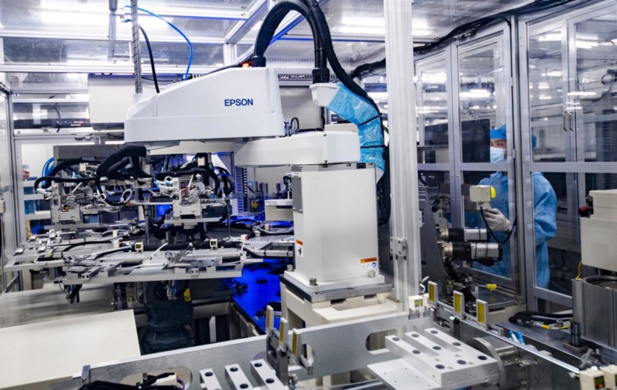 A worker carries out patrol inspection of a production line at the smart workshop of a lithium battery maker based in the high-tech industrial development zone of Xinyu city, east China’s Jiangxi province, July 27, 2021. (Photo by Zhao Chunliang/People’s Daily Online)