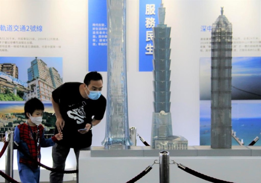 Photo taken on Oct. 26 shows Hong Kong residents watching exhibits at a thematic exhibition on the history of Chinese architecture and the achievements of China’s construction industry at the Hong Kong Convention and Exhibition Centre. (Photo/Xinhua)