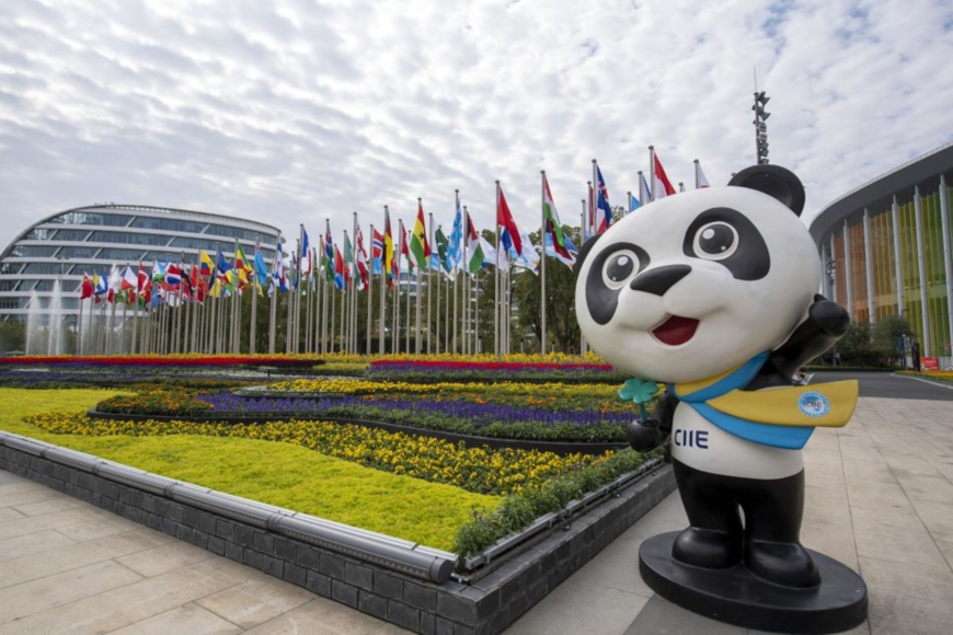 Photo taken on Nov. 4, 2021 shows blooming flowers and fluttering national flags of different countries at the south square of the National Exhibition and Convention Center (Shanghai), venue for the 4th China International Import Expo (CIIE). (Photo by Weng Qiyu/People’s Daily Online) Photo taken on Nov. 4, 2021 shows blooming flowers and fluttering national flags of different countries at the south square of the National Exhibition and Convention Center (Shanghai), venue for the 4th China International Import Expo (CIIE). (Photo by Weng Qiyu/People’s Daily Online)