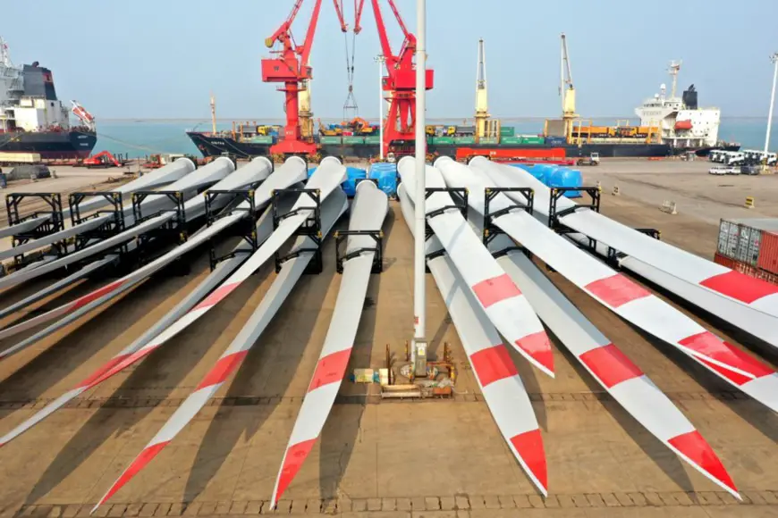 Photo taken on Oct. 31, 2021 shows vanes of wind turbines to be shipped overseas from a wharf of Lianyungang Port in Lianyungang city, east China’s Jiangsu province, (Photo by Wang Chun/People’s Daily Online)